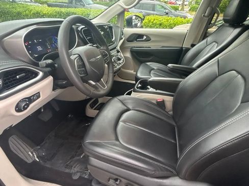 Used 2023 Chrysler Pacifica Touring-L FWD image 11