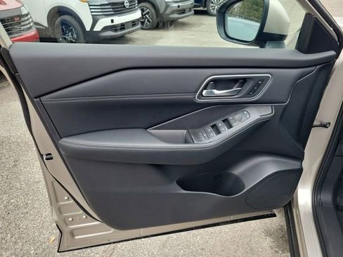 Used 2026 Nissan Rogue Platinum w/ Platinum Premium Package image 5