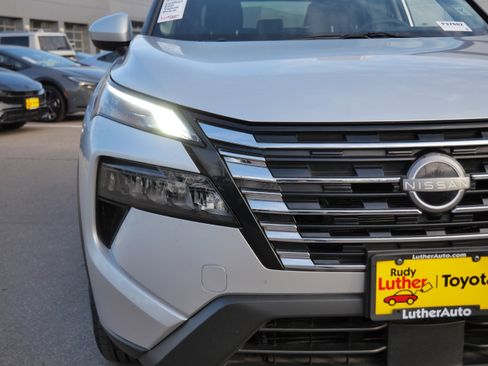 Used 2025 Nissan Rogue SV image 16