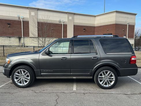 Used 2017 Ford Expedition Platinum image 2