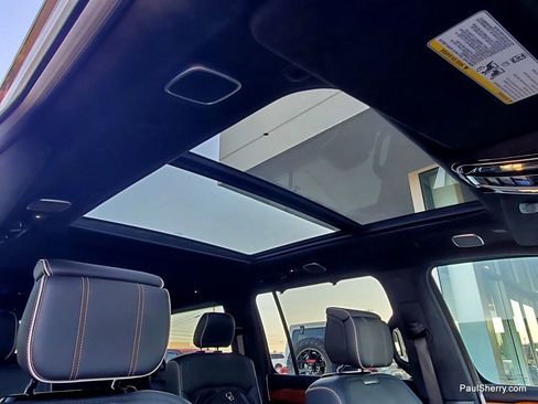 Used 2024 Jeep Grand Wagoneer L Series III image 3