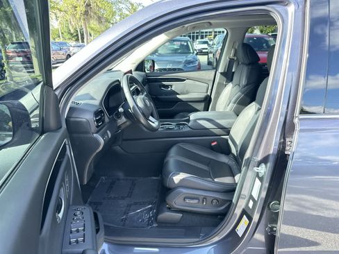 Used 2025 Honda Pilot Touring image 2