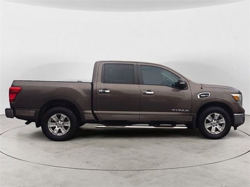 Used 2017 Nissan Titan SV image 6