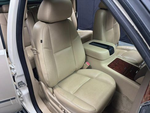 Used 2013 Chevrolet Avalanche LTZ AWD/4WD image 31
