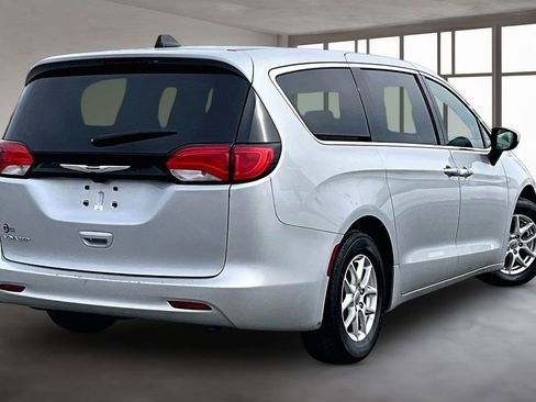 Used 2023 Chrysler Voyager LX image 3