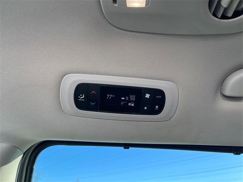 Used 2023 Chrysler Pacifica Touring-L image 22