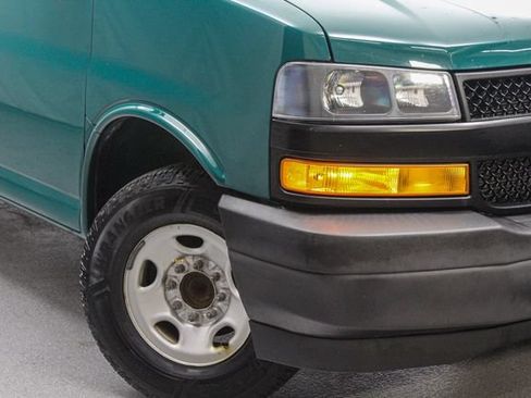 Used 2019 Chevrolet Express 3500 w/ Driver Convenience Package RWD image 3
