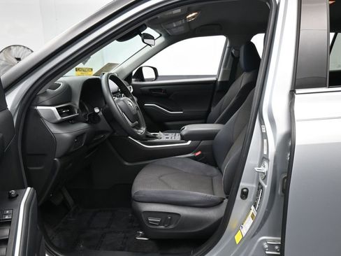 Used 2022 Toyota Highlander L AWD/4WD image 11