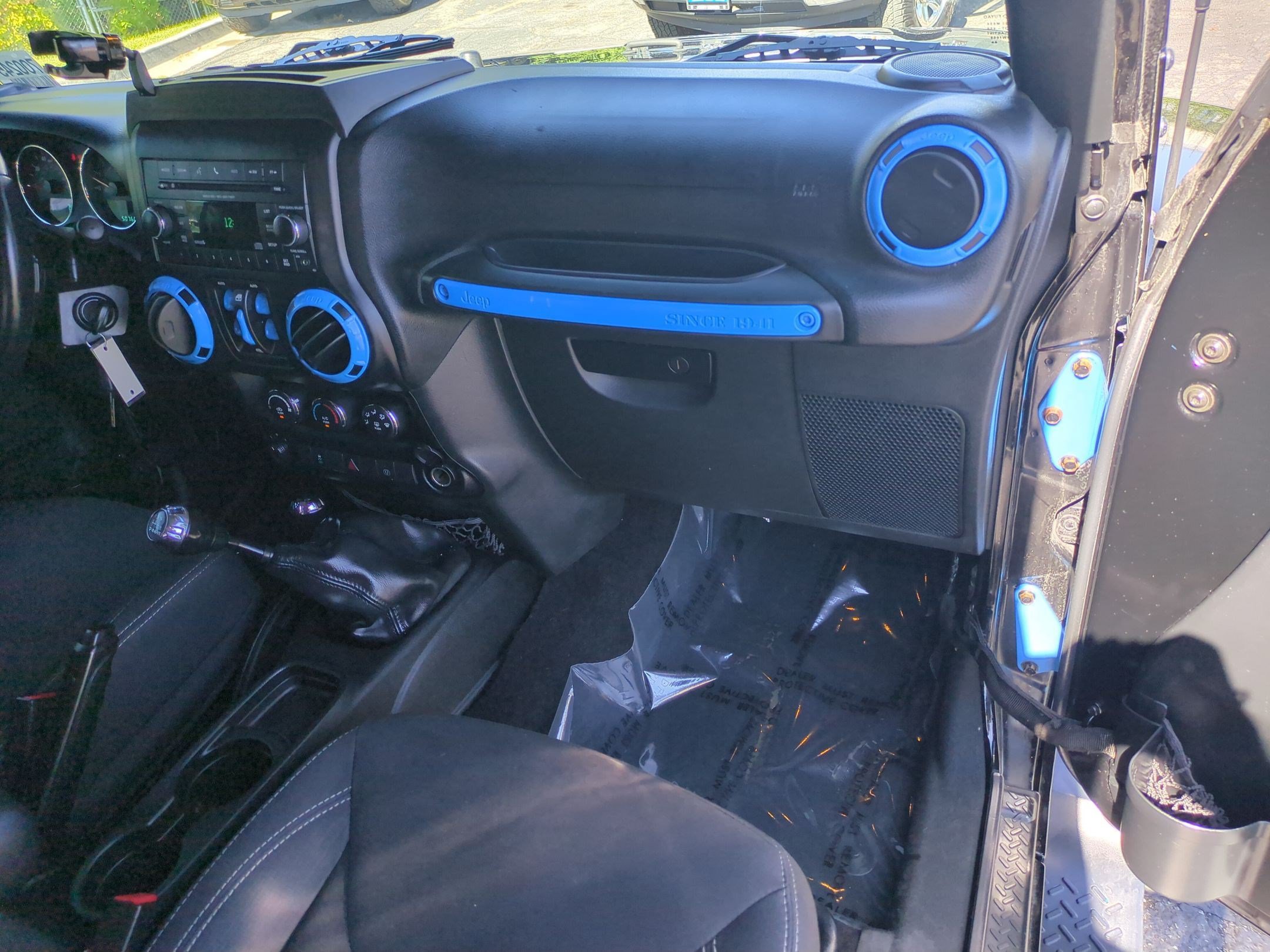 Used 2017 Jeep Wrangler Unlimited Sahara w/ Connectivity Group AWD/4WD image 28