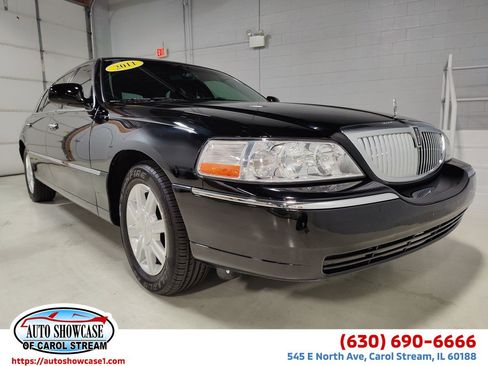 Used 2011 Lincoln Town Car Executive L RWD image 1