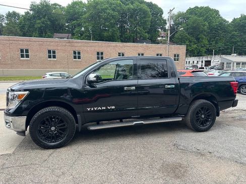 Used 2018 Nissan Titan SL AWD/4WD image 4