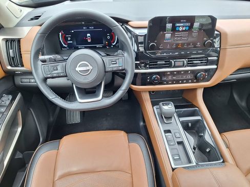 Used 2025 Nissan Pathfinder Platinum FWD image 11