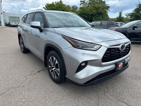 Used 2024 Toyota Highlander XLE AWD/4WD image 12