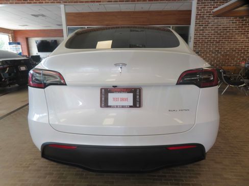Used 2024 Tesla Model Y Long Range AWD/4WD image 5