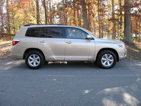 Used 2010 Toyota Highlander SE FWD image 10