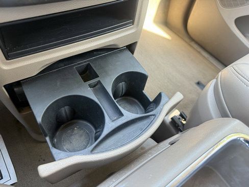 Used 2015 Chrysler Town & Country Touring image 28