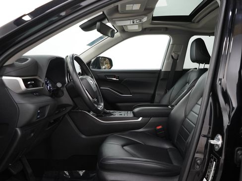 Used 2022 Toyota Highlander XLE AWD/4WD image 24