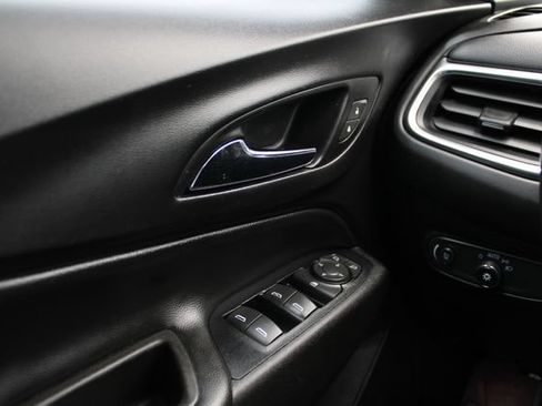 Used 2018 Chevrolet Equinox LT FWD image 12