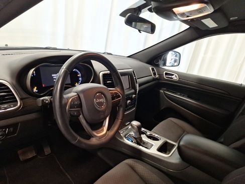 Used 2019 Jeep Grand Cherokee Laredo w/ Security & Convenience Group image 2