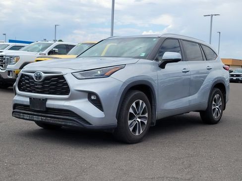 Used 2023 Toyota Highlander XLE AWD/4WD image 1