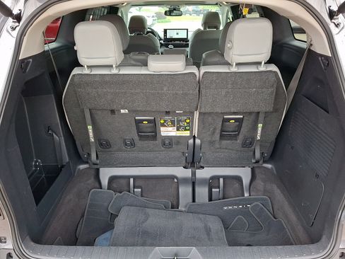 Certified 2025 Toyota Sienna XLE FWD image 29