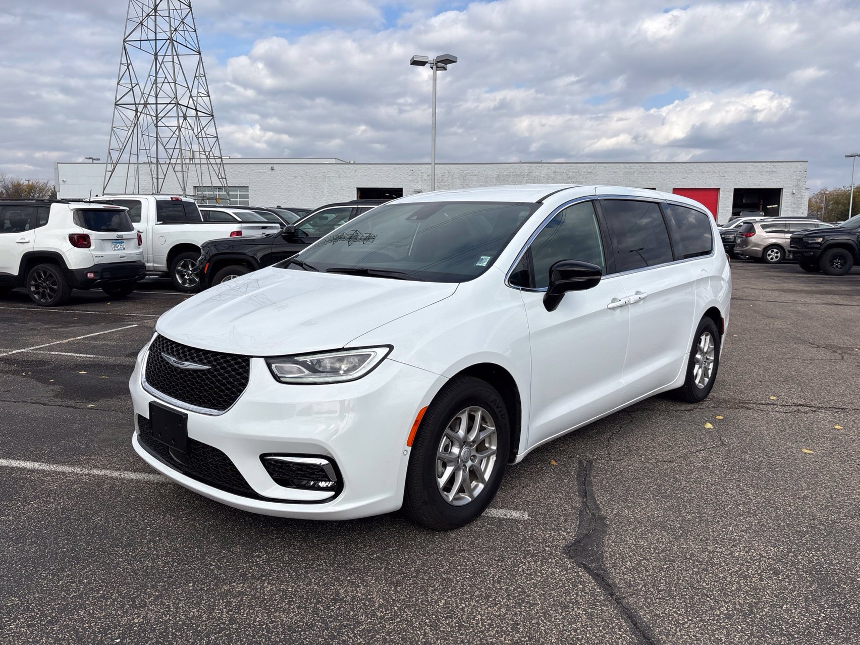 Used 2026 Chrysler Pacifica Select FWD image 1