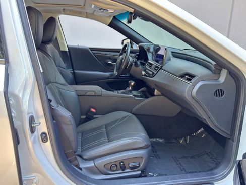 Used 2024 Lexus ES 300h w/ Accessory Package (Z2) FWD image 16