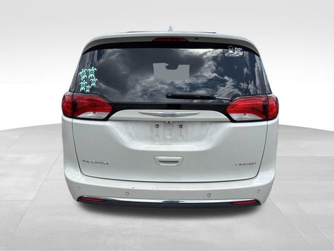 Used 2017 Chrysler Pacifica Limited FWD image 4