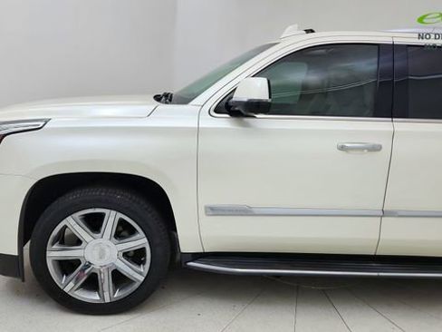 Used 2015 Cadillac Escalade Luxury RWD image 9