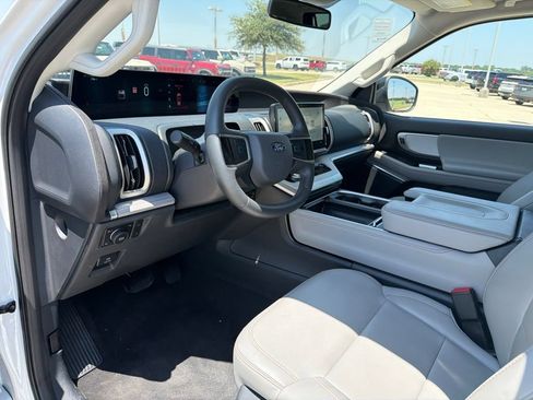 Used 2025 Ford Expedition Active AWD/4WD image 9