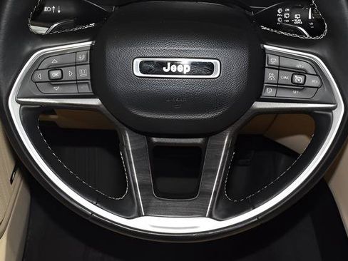 Used 2022 Jeep Grand Cherokee Limited w/ Luxury Tech Group II AWD/4WD image 11