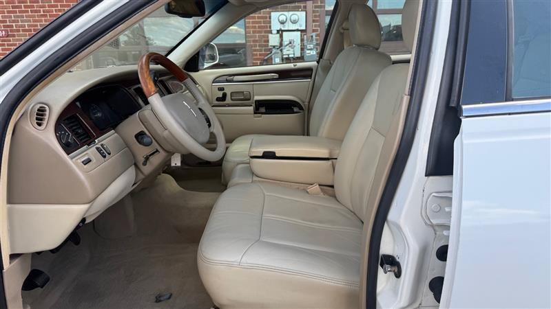 Used 2007 Lincoln Town Car Signature Limited RWD image 12