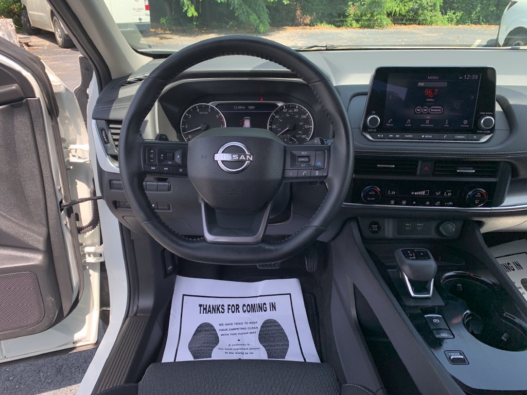 Certified 2025 Nissan Rogue SV FWD image 22