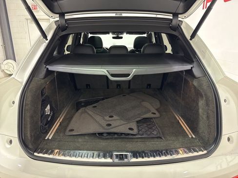 Used 2023 Bentley Bentayga image 44