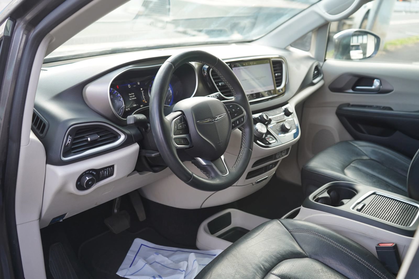 Used 2022 Chrysler Pacifica Touring-L FWD image 7