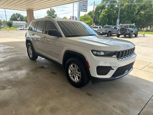 Used 2023 Jeep Grand Cherokee Laredo w/ Luxury Tech Group I AWD/4WD image 3