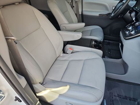 Used 2017 Toyota Sienna XLE Premium image 18