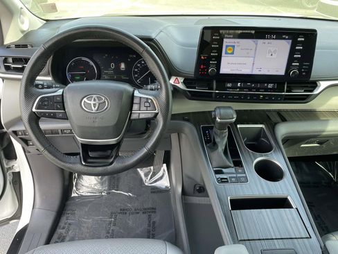 Used 2023 Toyota Sienna Limited image 17