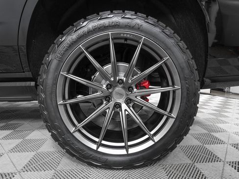 Used 2025 Cadillac Escalade V w/ LPO, ONYX Package image 37