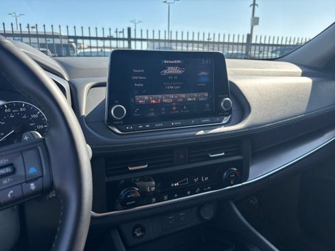 Used 2025 Nissan Rogue SV FWD image 16
