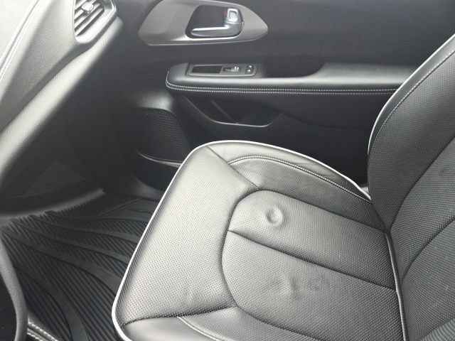 Used 2024 Chrysler Pacifica Limited w/ Uconnect Theater Family Group AWD/4WD image 31
