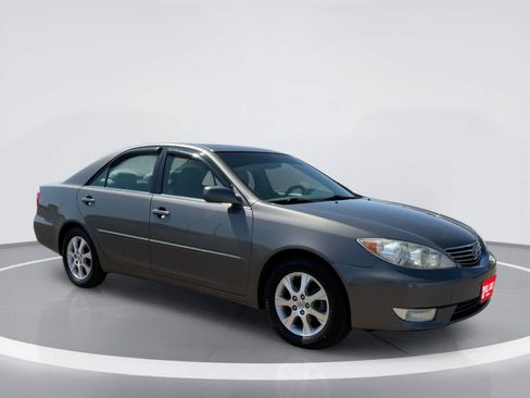Used 2005 Toyota Camry XLE w/ XLE Premium Plus Pkg FWD image 6