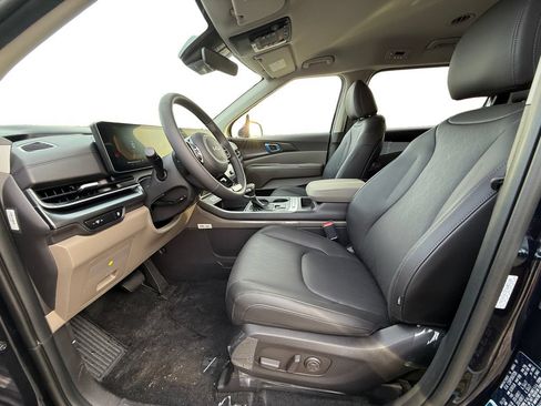 New 2026 Kia Carnival FWD image 9