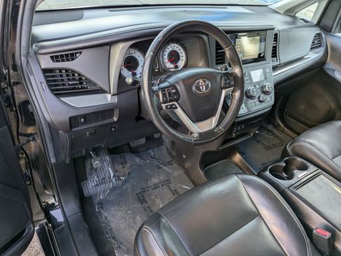 Used 2017 Toyota Sienna SE FWD image 12