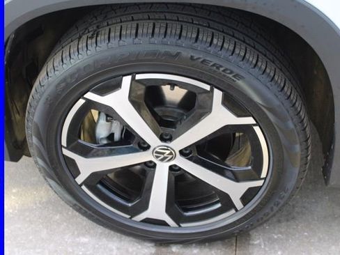Used 2025 Volkswagen Tiguan SE image 12