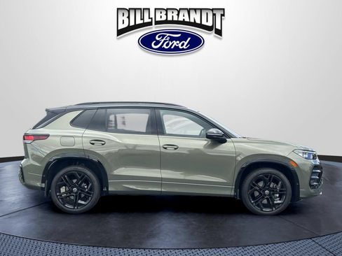 Used 2025 Volkswagen Tiguan SE R-Line AWD/4WD image 2