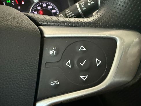 Used 2022 GMC Acadia SLE w/ Driver Convenience Package image 16