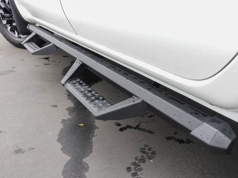 Used 2024 Nissan Frontier PRO-4X w/ Pro Convenience Package image 12