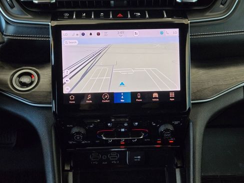 Used 2024 Jeep Grand Cherokee L Limited w/ Luxury Tech Group II image 17