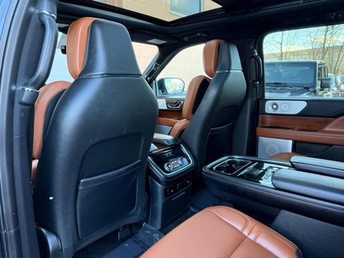 Used 2019 Lincoln Navigator Reserve AWD/4WD image 16